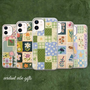Op de afbeelding: Vijf transparante telefoonhoesjes met bloemen- en patchworkontwerpen. De hoesjes hebben verschillende patronen, waaronder bloemen, sterren en geometrische vormen in groen, blauw en geel. De tekst "verdant vibe gifts" staat onderaan.