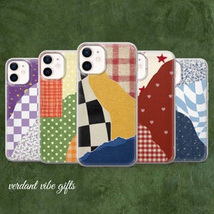 Op de afbeelding: Vijf smartphonehoesjes met collage-stijl ontwerpen met diverse patronen zoals ruiten, strepen, stippen, bloemen en hartjes in kleuren zoals paars, geel, rood, blauw en groen. Elk hoesje heeft een uitsparing voor de dubbele camera.