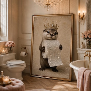 Könnte beinhalten: Ein gerahmter Kunstdruck, der einen braunen Otter mit einer goldenen Krone zeigt, der eine Rolle glitzerndes silbernes Toilettenpapier hält. Der Otter hat dunkle Augen und eine helle Schnauze vor einem neutralen, strukturierten Hintergrund.
