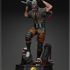 Könnte beinhalten: Detaillierte Figur einer maskierten Figur in Kampfpose, die Klingenwaffen hält. Die Figur trägt ein grau-olivgrünes Outfit mit brauner Hose und schwarzen Stiefeln. Der Sockel zeigt Schädel und ein Logo.