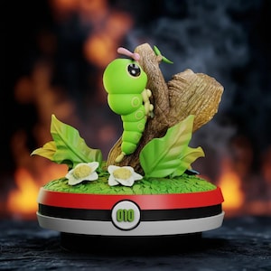 Puede incluir: Una figura de oruga verde con una antena rosa y ojos negros, posada en una rama de árbol. La figura está sobre una base con un diseño rojo, negro y blanco, y se muestra el número "010". El fondo está borroso con fuego y humo.