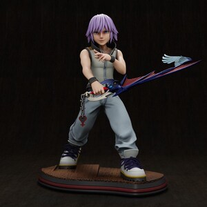 Könnte beinhalten: Figur eines Charakters mit lila Haaren, der eine graue Weste, blaue Hose und weiße Turnschuhe mit lila Schnürsenkeln trägt. Die Figur hält ein blaues und rotes Schwert. Die Figur steht auf einem Holzsockel.