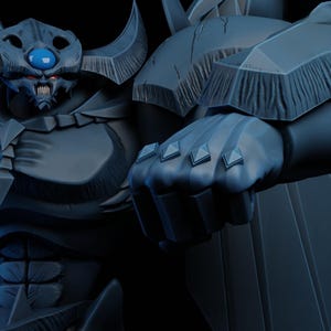 Könnte beinhalten: Dunkelblaue Figur eines Monsters mit gehörntem Kopf, blauem Edelstein und roten Augen. Die Figur hat einen großen, gepanzerten Körper und eine geballte Faust mit rautenförmigen Akzenten. Das Design deutet auf ein Fantasy- oder Gaming-Thema hin.