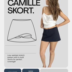 Op de afbeelding: Een digitaal naaipatroon voor de Camille Skort, bestaande uit een zwarte minirok met ingebouwde shorts. De afbeelding bevat een lijntekening van het kledingstuk, de tekst 'CAMILLE SKORT', 'STRETCH PATTERN', 'PDF PATTERN' en 'SIZES XXS-XXL'.