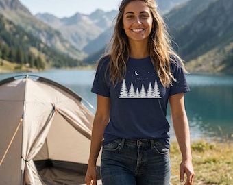 Maanbeschenen pijnbomen T-shirt | Campingshirt met natuurtafereel | T-shirt met print Night Forest