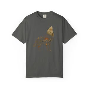 Camiseta con estampado de escena de naturaleza con lobos, camiseta retro para acampar con temática de vida silvestre. imagen 3