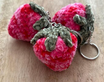 Llavero de fresa de ganchillo rosa y rojo