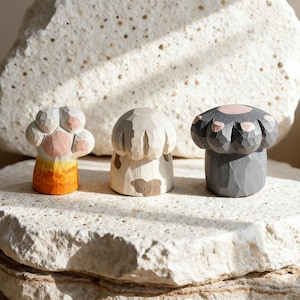 Könnte beinhalten: Ein weißer Keramikbecher mit schwarzem Henkel und dem Text "But First, Coffee" in handschriftlichem Stil. Der Becher fasst wahrscheinlich 325-444 ml, ideal für ein morgendliches Getränk.