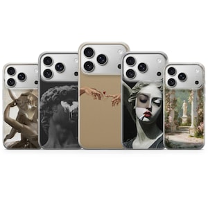 Può includere: Una collezione di custodie per telefoni con design artistici. Le custodie presentano immagini di sculture classiche, arte rinascimentale e una raffigurazione della creazione di Adamo. Le custodie hanno un bordo trasparente e un ritaglio per la fotocamera.