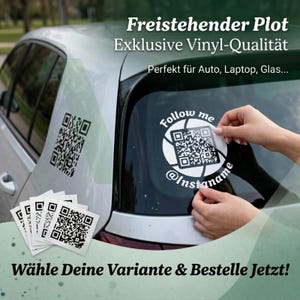Könnte beinhalten: Ein Auto-Fenster mit einem weißen QR-Code-Aufkleber, der angebracht wird. Der Aufkleber hat einen schwarzen QR-Code und den Text "Follow me @Instaname". Mehrere ähnliche Aufkleber sind sichtbar. Der Text "Freistehender Plot Exklusive Vinyl-Qualität" steht oben.
