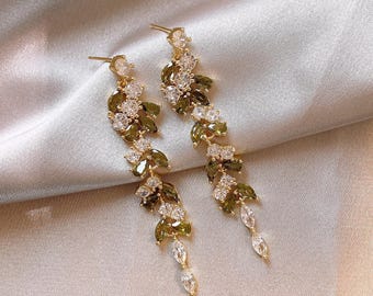 Orecchini pendenti a forma di foglia verde oliva per sposa, orecchini pendenti a lampadario con cristalli CZ, orecchini da sposa, orecchini fairycore, orecchini pendenti a lampadario
