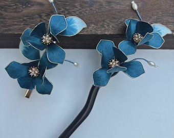 Fermaglio per capelli in legno fatto a mano con fiore in velluto di seta, fermaglio floreale blu inchiostro, decorato con perle e cristalli, elegante regalo per San Valentino.