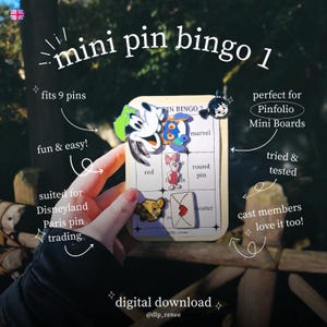 Può includere: Download digitale di una scheda "mini pin bingo 1", progettata per contenere 9 spille. La scheda presenta spille di personaggi Disney, con il testo "Pinfolio Mini Boards" e "Disneyland Paris pin trading".