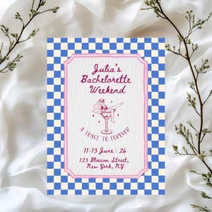 Könnte beinhalten: Eine Einladung zum Junggesellinnenabschied mit einem blau-weiß karierten Rand und einem rosa Rahmen. Die Einladung enthält den Text "Julia's Bachelorette Weekend" und "A Toast to Forever". Sie enthält Datum, Adresse und eine Grafik einer Frau in einem Martiniglas.