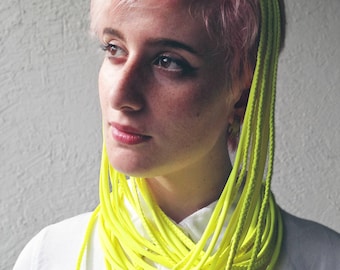 Collana al neon, collana colorata, regalo per lei, collana intrecciata - La collana intrecciata - realizzata a mano in tessuto al neon