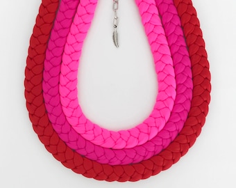 collana vistosa, collana rosa fluo, girocollo fluo, collana fucsia, collana rossa, gioielli tessili, regalo per la sorella, collana in tessuto