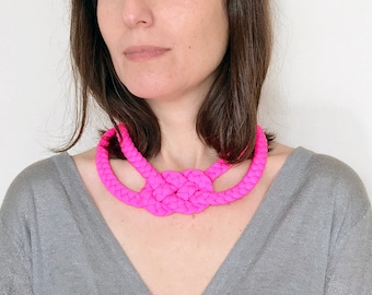 collana importante rosa neon, collana annodata, collana in tessuto neon, collana intrecciata, choker neon, gioielli in tessuto morbido, pelle sensibile