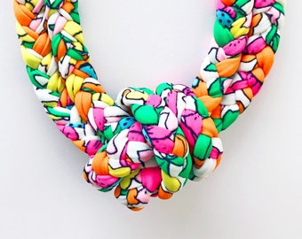 collana massiccia, collana annodata, collana in tessuto fluo, collana intrecciata fluo, collana tessile, gioielli in tessuto, pelle sensibile