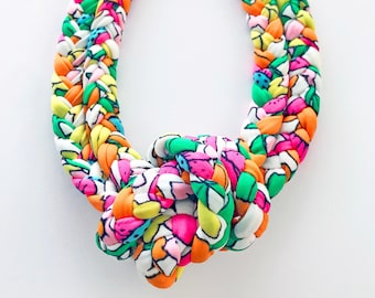 collana massiccia, collana annodata, collana in tessuto fluo, collana intrecciata fluo, collana tessile, gioielli in tessuto, pelle sensibile
