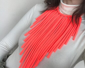 collana pesca al neon, collana di tendenza al neon, gioielli tessili, collana grossa, collana rosa shocking, collana in tessuto con frange regolabili