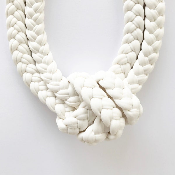 weiße Statement Halskette, geknüpfte Halskette, weiche Stoffkette, geflochtene Halskette, Textilkette, Stoffschmuck, empfindliche Haut