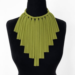 olijfgroene statementketting, olijfgroene Afrikaanse chokerketting, tribale franjesketting, textielsieraden, bohoketting, lange ketting