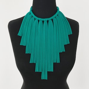 collier émeraude bleu sarcelle, collier ras de cou africain émeraude, collier tribal à franges, bijoux en textile, collier bohème, sautoir