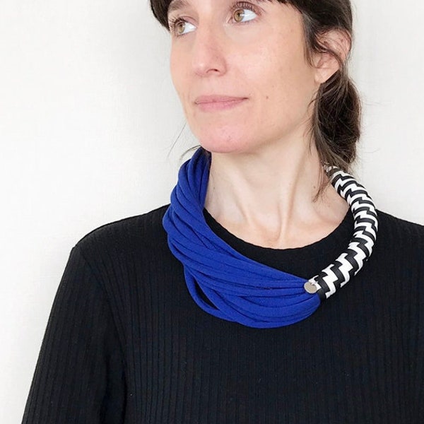 collar llamativo, gargantilla llamativa, collar de tela azul, collar de tela negra, collar grueso de varias hebras