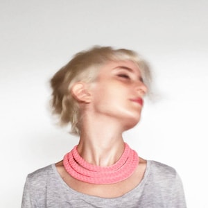flätat halsband i stil med statement, tyghalsband, present till mamma, tribal halsband, tjock choker i stil med statement, halsband med mjuka textila smycken