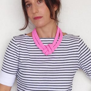 pinke Statement Kette, pinker grobstrick Choker, pinke geflochtene Halskette, pinker Stoff, Textilschmuck, Textilschmuck