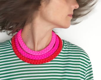 collana vistosa, collana rosa fluo, girocollo fluo, collana fucsia, collana rossa, gioielli tessili, regalo per la fidanzata, collana in tessuto