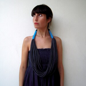 lange statement kette, casual outfit kette, chunky choker, charcoal stoff kette, textil schmuck, weiche kette, sommer schal Bild 1