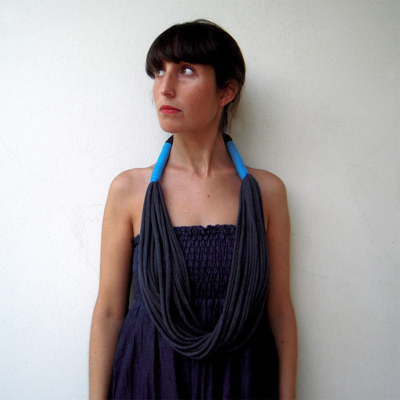lange statement kette, casual outfit kette, chunky choker, charcoal stoff kette, textil schmuck, weiche kette, sommer schal Bild 1