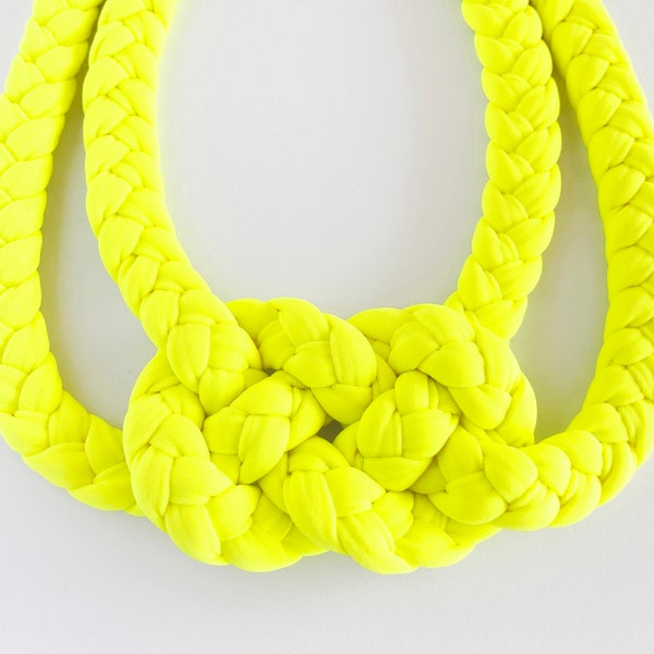 collana di dichiarazione knoted giallo neon, collana in tessuto al neon, collana girocollo intrecciata al neon, gioielli in tessuto grosso al neon, pelle sensibile