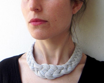 Collier de déclaration, collier de tissu, bijoux textiles, cadeaux de soeur, choker de déclaration, cadeaux de petite amie, farce de bas, collier textile