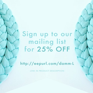 Op de afbeelding: Schrijf je in voor onze mailinglijst en ontvang 25% korting. De link is http://eepurl.com/damm-L. De afbeelding toont twee turquoise gevlochten ronde matten op een witte achtergrond.