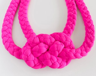 collana importante rosa neon, collana annodata, collana in tessuto neon, collana intrecciata, choker neon, gioielli in tessuto morbido, pelle sensibile