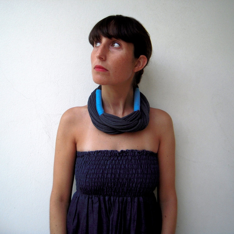 lange statement kette, casual outfit kette, chunky choker, charcoal stoff kette, textil schmuck, weiche kette, sommer schal Bild 2