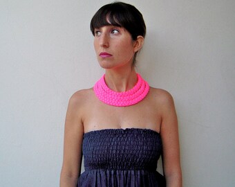 collana neon, choker neon, collana estiva, collana rosa neon, tessuto rosa neon, gioielli tessili, collana intrecciata neon, collana in tessuto