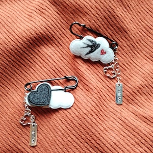 Swallow & Heart-brosch med molnberlocker. Molnbrosch. Drömberlock i metall.