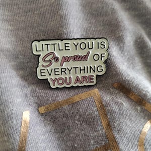 Pin's en métal. Pin's émaillé. Broche à message . Broche métal. Cute. Little you.