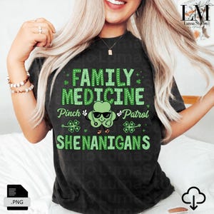 以下が含まれることがあります： 緑色の「FAMILY MEDICINE Pinch Patrol SHENANIGANS」の文字が入った黒いTシャツ。サングラスと聴診器をかけたクローバーのデザイン。聖パトリックの日のテーマのシャツです。