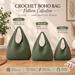 Peut inclure: Trois sacs au crochet vert sauge en tailles grande, moyenne et petite. Le texte indique : CROCHET BOHO BAG Pattern Collection. La grande taille est 35 cm x 30 cm, la moyenne 28 cm x 25 cm et la petite 20 cm x 20 cm. Inclut des icônes.
