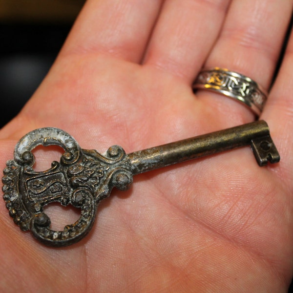 Old Skeleton Style Clock Cabinet Key with nice patina - Steampunk