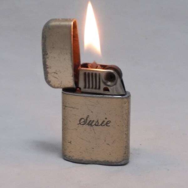 década de 1960 Ronson tifón a prueba de viento más ligero - Imperio británico hecho en Hong Kong - SUSIE grabado - rehabilitó con nuevo pedernal y mecha, obras grandes!