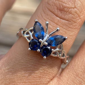Anel Borboleta Azul Feminino, Anel Marcante com Pedra Zircônia e Cor Prateada, Anel de Presente Borboleta