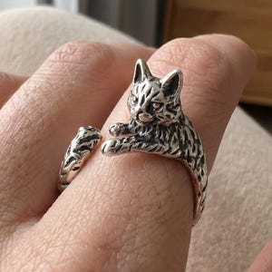 Anel de joia ajustável em formato de gato prateado, com uma adorável estatueta de animal fofo.
