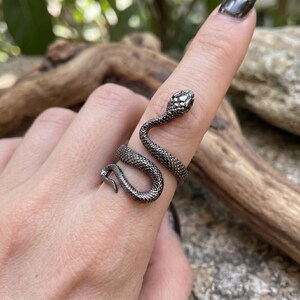Anel aberto ajustável em formato de cobra, anel com serpente prateada ou preta, anel unissex com estampa animal marcante. imagem 12