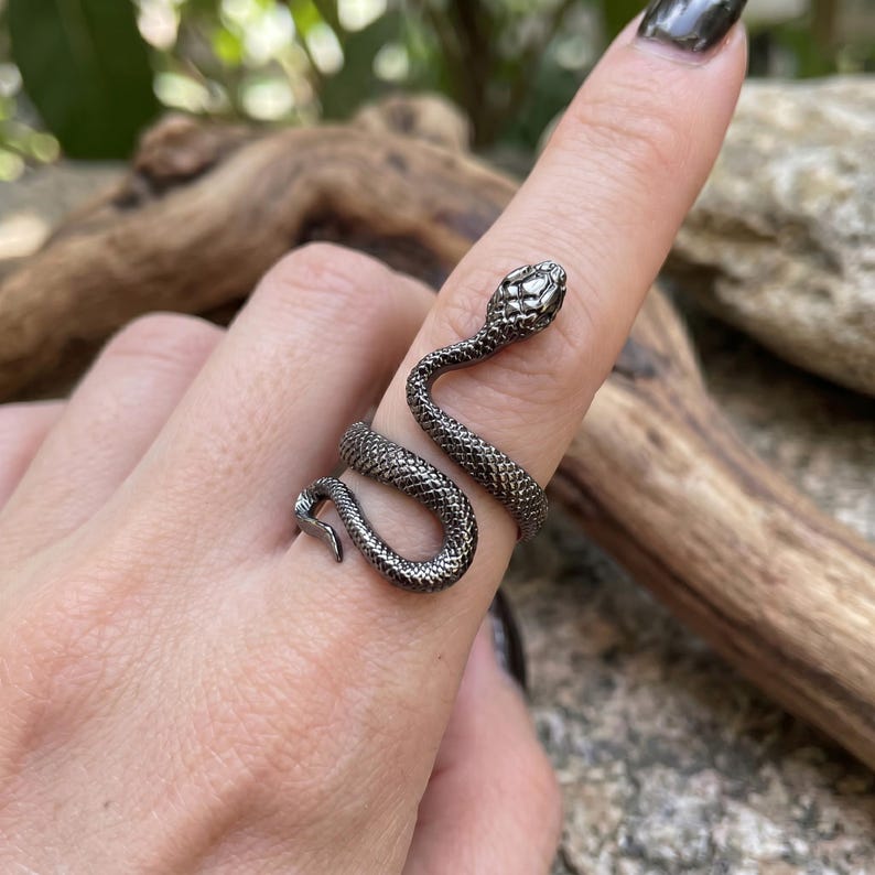 Anel aberto ajustável em formato de cobra, anel com serpente prateada ou preta, anel unissex com estampa animal marcante. imagem 12