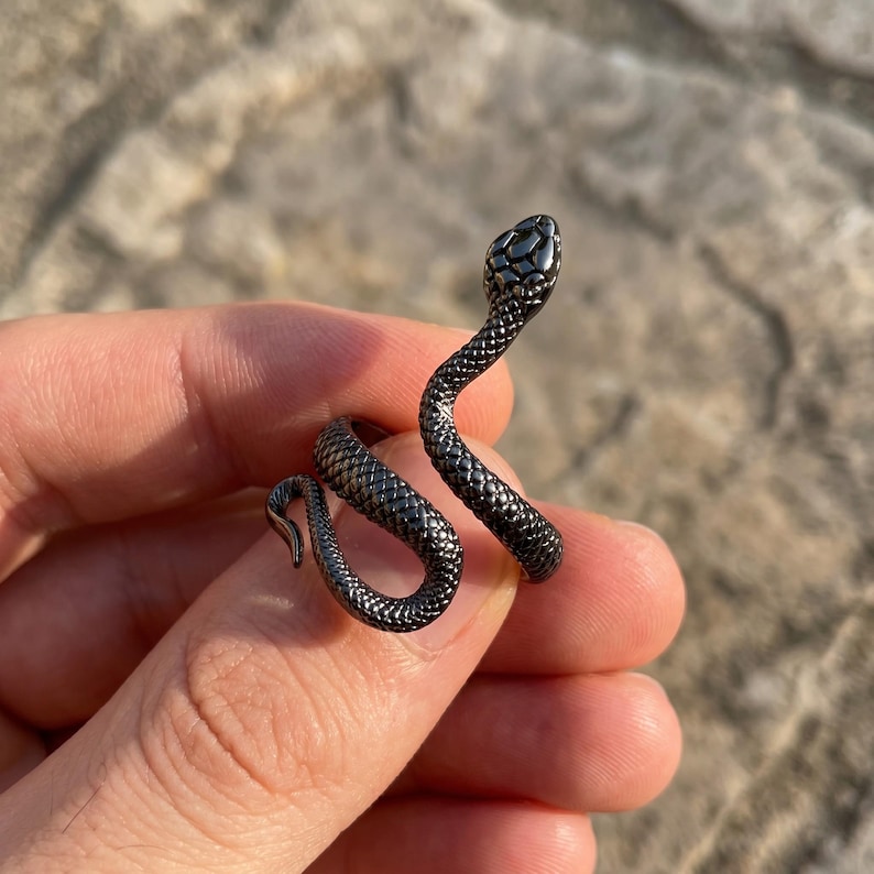 Anel aberto ajustável em formato de cobra, anel com serpente prateada ou preta, anel unissex com estampa animal marcante. imagem 9